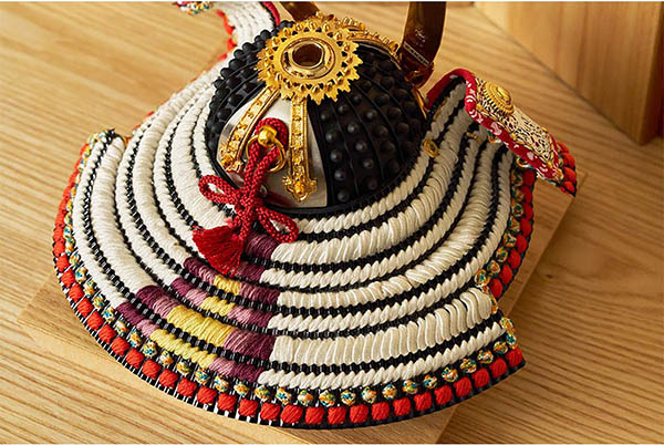 久月　 五月人形　中村宗光作 兜 収納飾り 正絹 白糸沢瀉縅 久月監製 麻の葉寄木二曲屏風 タモ収納箱 白木 木目　詳細画像