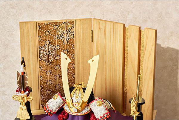 久月　 五月人形　中村宗光作 兜 収納飾り 正絹 白糸沢瀉縅 久月監製 麻の葉寄木二曲屏風 タモ収納箱 白木 木目　詳細画像