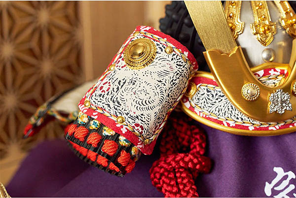 久月　 五月人形　中村宗光作 兜 収納飾り 正絹 白糸沢瀉縅 久月監製 麻の葉寄木二曲屏風 タモ収納箱 白木 木目　詳細画像