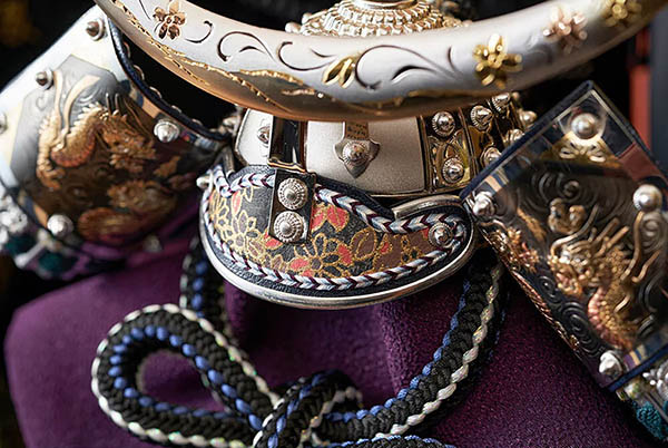 久月　 五月人形　上原玉鳳作 伊達政宗 兜 収納飾り 正絹 色々縅 久月監製　詳細画像