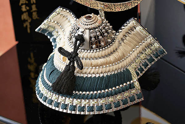 久月　 五月人形　上原玉鳳作 伊達政宗 兜 収納飾り 正絹 色々縅 久月監製　詳細画像