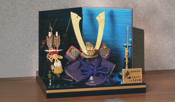 五月人形 久月 大越広孝作 兜 平飾り 正絹 紺糸肩樫鳥縅 久月監製 黒ブルー二曲屏風 詳細画像 久月 五月人形 大越広孝作 兜 平飾り 正絹 紺糸肩樫鳥縅 久月監製 黒ブルー二曲屏風 詳細画像