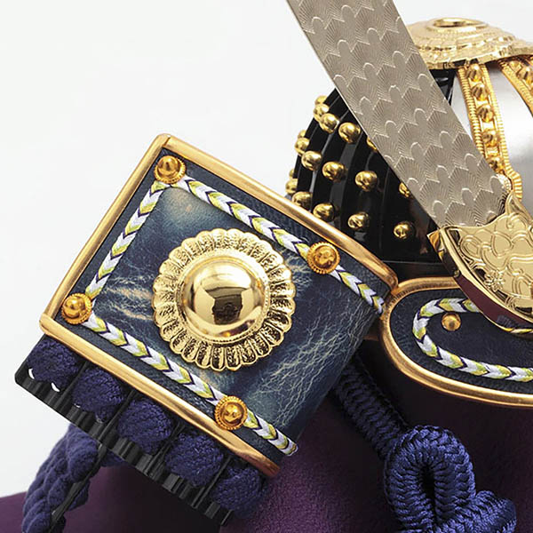 久月　 五月人形　大越広孝作 兜 収納飾り 緋糸沢瀉縅 久月監製 緑松蒔絵二曲屏風 収納箱　詳細画像