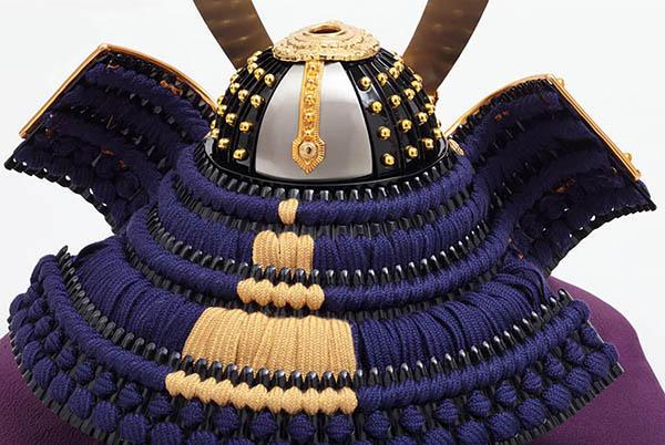 久月　 五月人形　大越広孝作 兜 収納飾り 緋糸沢瀉縅 久月監製 緑松蒔絵二曲屏風 収納箱　詳細画像