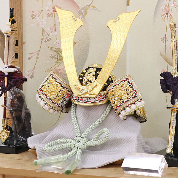 久月　 五月人形　平安武久作 本金箔押 兜 収納飾り 正絹 白緑匂縅 久月監製 鶴に桜二曲屏風 タモ収納箱　詳細画像