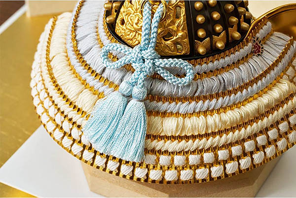 五月人形 久月 久月作 獅狛之兜 平飾り 正絹 水色匂縅 緑針松屏風 甲冑師 鈴木利光 詳細画像 久月 五月人形 久月作 獅狛之兜 平飾り 正絹 水色匂縅 緑針松屏風 甲冑師 鈴木利光 詳細画像