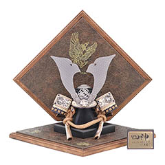 五月人形: 久月作 四神之兜 平盛り 正絹 薄茶裾濃縅 折りたたみ式台 甲冑師 鈴木利光 【D-3】
