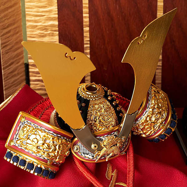 五月人形 久月 久月作 麒麟児之兜 収納飾り 正絹 朱糸縅 麒麟金物付き二曲屏風 甲冑師 鈴木利光 詳細画像 久月 五月人形 久月作 麒麟児之兜 収納飾り 正絹 朱糸縅 麒麟金物付き二曲屏風 甲冑師 鈴木利光 詳細画像