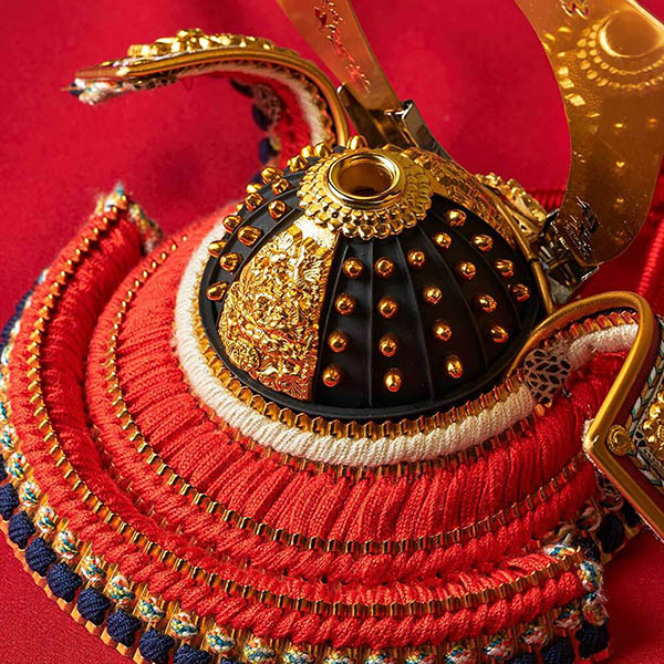 五月人形 久月 久月作 麒麟児之兜 収納飾り 正絹 朱糸縅 麒麟金物付き二曲屏風 甲冑師 鈴木利光 詳細画像 久月 五月人形 久月作 麒麟児之兜 収納飾り 正絹 朱糸縅 麒麟金物付き二曲屏風 甲冑師 鈴木利光 詳細画像