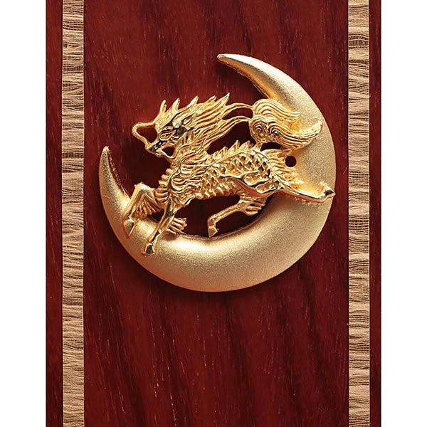 五月人形 久月 久月作 麒麟児之兜 収納飾り 正絹 朱糸縅 麒麟金物付き二曲屏風 甲冑師 鈴木利光 詳細画像 久月 五月人形 久月作 麒麟児之兜 収納飾り 正絹 朱糸縅 麒麟金物付き二曲屏風 甲冑師 鈴木利光 詳細画像