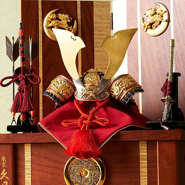 五月人形 久月 久月作 麒麟児之兜 収納飾り 正絹 朱糸縅 麒麟金物付き二曲屏風 甲冑師 鈴木利光 詳細画像 久月 五月人形 久月作 麒麟児之兜 収納飾り 正絹 朱糸縅 麒麟金物付き二曲屏風 甲冑師 鈴木利光 詳細画像