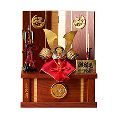 五月人形: 久月作 麒麟児之兜 収納飾り 正絹 朱糸縅 麒麟金物付き二曲屏風 甲冑師 鈴木利光 【D-8】