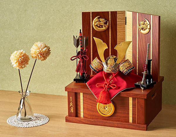 五月人形 久月 久月作 麒麟児之兜 収納飾り 正絹 朱糸縅 麒麟金物付き二曲屏風 甲冑師 鈴木利光 詳細画像 久月 五月人形 久月作 麒麟児之兜 収納飾り 正絹 朱糸縅 麒麟金物付き二曲屏風 甲冑師 鈴木利光 詳細画像