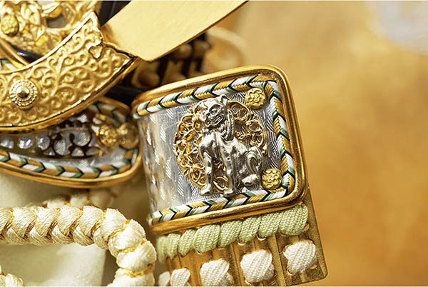 久月　 五月人形　久月作 獅狛之兜 収納飾り 正絹 萌黄匂縅 銀松二曲 甲冑師 鈴木利光　詳細画像