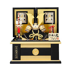 五月人形: 久月作 仁王之兜 収納飾り 正絹 緋縅 彫金仁王二曲屏風収納箱 甲冑師 鈴木利光 【71GC-021