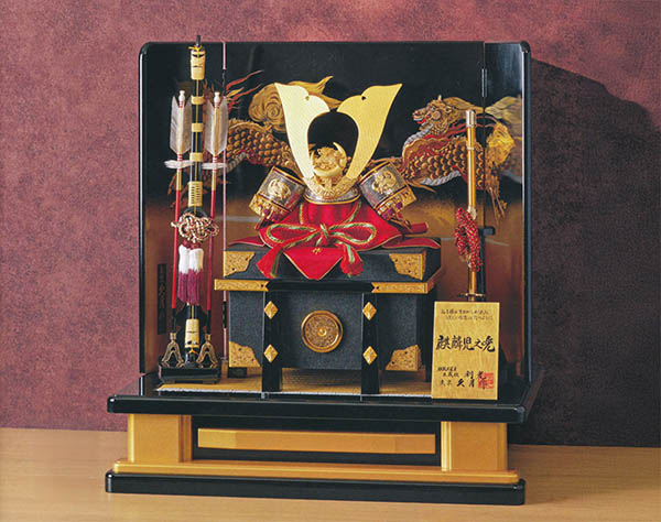 久月　 五月人形　久月作 麒麟児之兜 高床台飾り 正絹朱糸縅 駿河古典蒔絵 甲冑師 鈴木利光　詳細画像