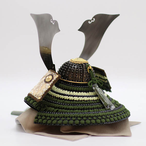 久月　 五月人形　kyugetsu tokyo closs 兜 収納飾り 真朱縅 刺繍（吹き返し）　詳細画像