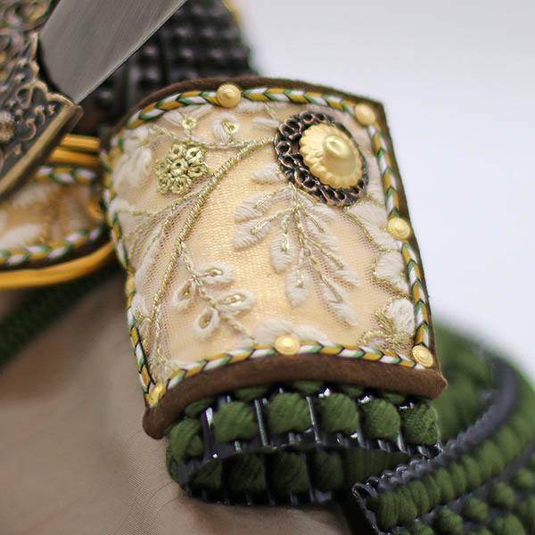 久月　 五月人形　kyugetsu tokyo closs 兜 収納飾り 真朱縅 刺繍（吹き返し）　詳細画像