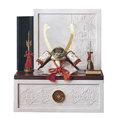 五月人形: kyugetsu tokyo closs 兜 収納飾り 真朱縅 刺繍（吹き返し） 【D-22】