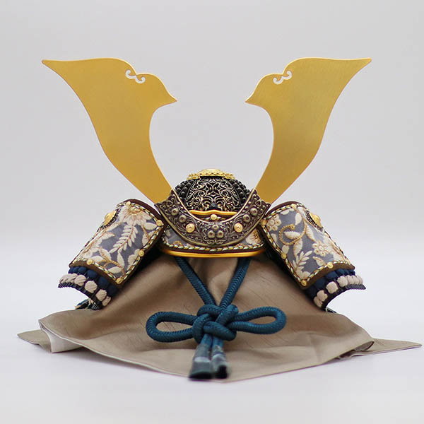 久月　 五月人形　kyugetsu tokyo closs 兜 収納飾り 紺糸縅 刺繍（吹き返し）　詳細画像