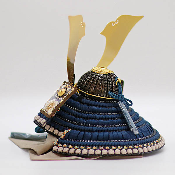 久月　 五月人形　kyugetsu tokyo closs 兜 収納飾り 紺糸縅 刺繍（吹き返し）　詳細画像