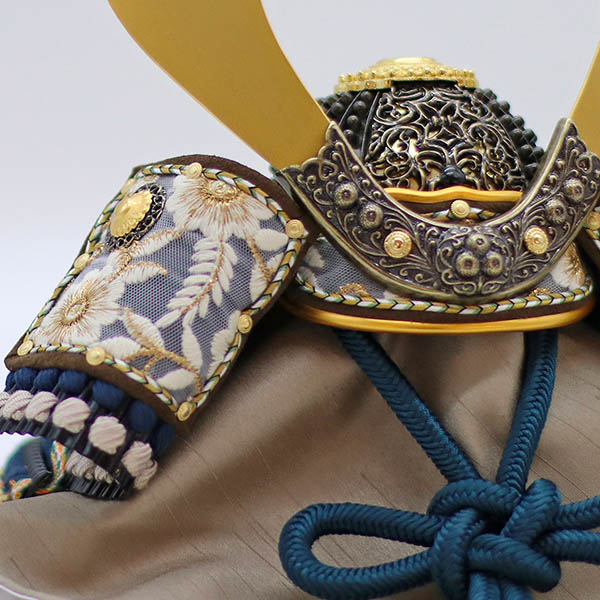 久月　 五月人形　kyugetsu tokyo closs 兜 収納飾り 紺糸縅 刺繍（吹き返し）　詳細画像