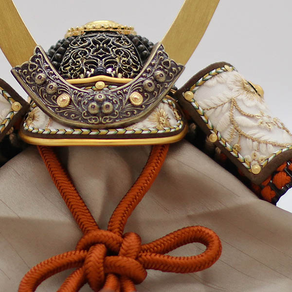 久月　 五月人形　kyugetsu tokyo closs 兜 収納飾り 萌黄縅 刺繍（吹き返し）　詳細画像