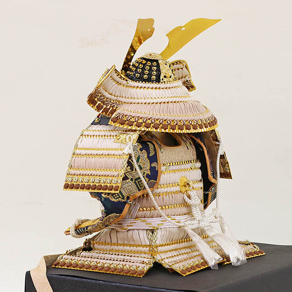 五月人形 久月 久月 大鎧 平飾り 正絹 薄茶裾濃縅 大層雲屏風 詳細画像 久月 五月人形 久月 大鎧 平飾り 正絹 薄茶裾濃縅 大層雲屏風 詳細画像