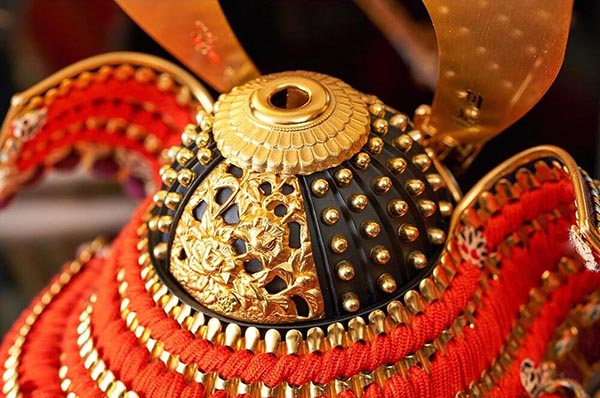 久月　 五月人形　久月作 麒麟児大鎧 高床台飾り 正絹 朱糸縅 麒麟児二曲屏風 甲冑師 鈴木利光　詳細画像