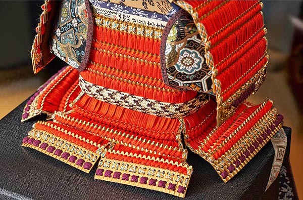 久月　 五月人形　久月作 麒麟児大鎧 高床台飾り 正絹 朱糸縅 麒麟児二曲屏風 甲冑師 鈴木利光　詳細画像