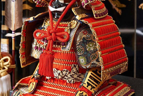 久月　 五月人形　久月作 麒麟児大鎧 高床台飾り 正絹 朱糸縅 麒麟児二曲屏風 甲冑師 鈴木利光　詳細画像