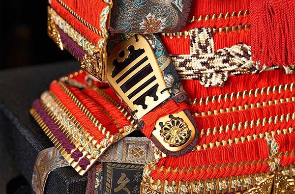 久月　 五月人形　久月作 麒麟児大鎧 高床台飾り 正絹 朱糸縅 麒麟児二曲屏風 甲冑師 鈴木利光　詳細画像