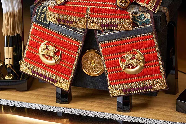 久月　 五月人形　久月作 麒麟児大鎧 高床台飾り 正絹 朱糸縅 麒麟児二曲屏風 甲冑師 鈴木利光　詳細画像