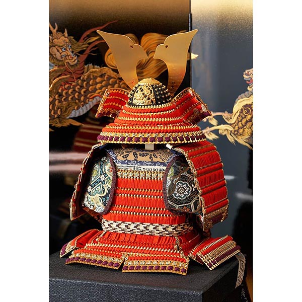 久月　 五月人形　久月作 麒麟児大鎧 高床台飾り 正絹 朱糸縅 麒麟児二曲屏風 甲冑師 鈴木利光　詳細画像