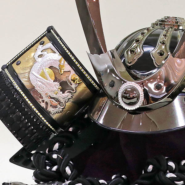 久月　 五月人形　久月 着用兜 収納飾り 黒糸縅 彫金龍虎二曲 収納箱　詳細画像