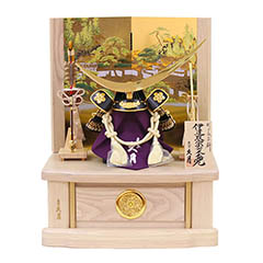 五月人形: 久月 戦国武将 兜 収納飾り 正絹 白糸縅 伊達政宗公 駿河古典蒔絵 白木 木目 【D-44】