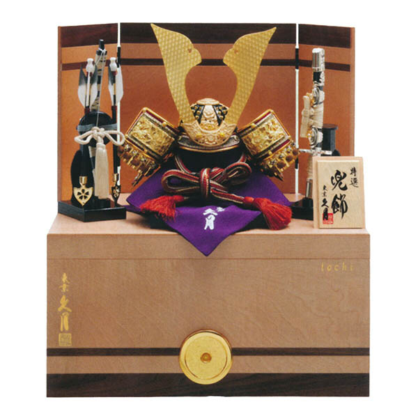 銘木 栃 兜 二引 収納飾り 正絹 茶糸裾後縅 白木 木目 【D-37】