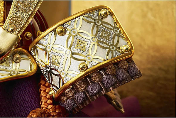 久月　 五月人形　銘木 ウォールナット 兜 二引き 収納飾り 正絹 薄茶糸縅 木目　詳細画像