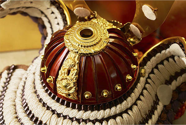 久月　 五月人形　銘木 ウォールナット 兜 二引き 収納飾り 正絹 薄茶糸縅 木目　詳細画像