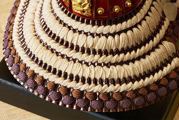 久月　 五月人形　銘木 ウォールナット 兜 二引き 収納飾り 正絹 薄茶糸縅 木目　詳細画像