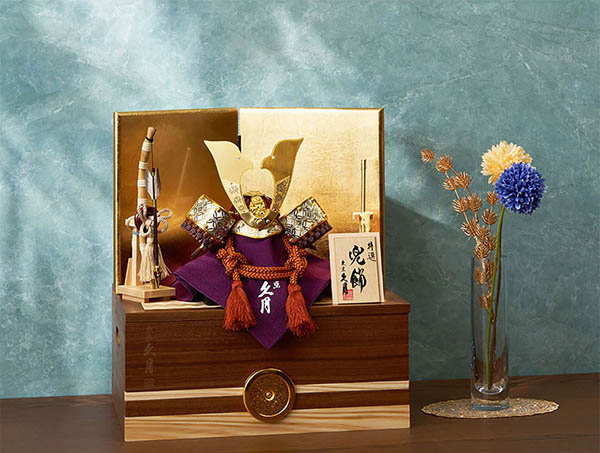 久月　 五月人形　銘木 ウォールナット 兜 二引き 収納飾り 正絹 薄茶糸縅 木目　詳細画像