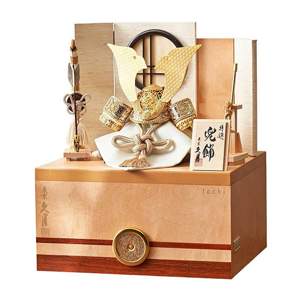 五月人形 久月 鈴木利光作 銘木 栃 兜 二引き 収納飾り 正絹 薄茶中白縅 久月監製 白木 木目 詳細画像 久月 五月人形 鈴木利光作 銘木 栃 兜 二引き 収納飾り 正絹 薄茶中白縅 久月監製 白木 木目 詳細画像