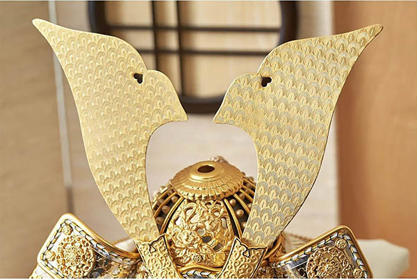 五月人形 久月 鈴木利光作 銘木 栃 兜 二引き 収納飾り 正絹 薄茶中白縅 久月監製 白木 木目 詳細画像 久月 五月人形 鈴木利光作 銘木 栃 兜 二引き 収納飾り 正絹 薄茶中白縅 久月監製 白木 木目 詳細画像