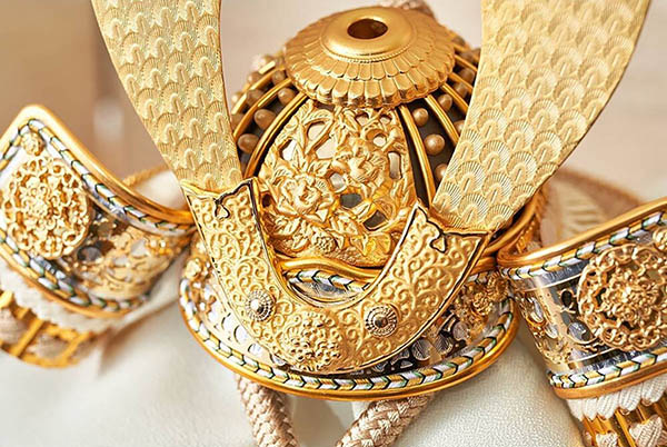 五月人形 久月 鈴木利光作 銘木 栃 兜 二引き 収納飾り 正絹 薄茶中白縅 久月監製 白木 木目 詳細画像 久月 五月人形 鈴木利光作 銘木 栃 兜 二引き 収納飾り 正絹 薄茶中白縅 久月監製 白木 木目 詳細画像