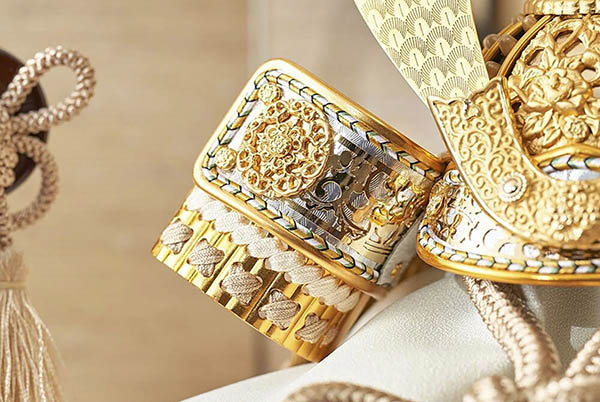 五月人形 久月 鈴木利光作 銘木 栃 兜 二引き 収納飾り 正絹 薄茶中白縅 久月監製 白木 木目 詳細画像 久月 五月人形 鈴木利光作 銘木 栃 兜 二引き 収納飾り 正絹 薄茶中白縅 久月監製 白木 木目 詳細画像