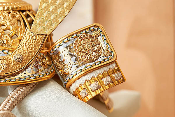 五月人形 久月 鈴木利光作 銘木 栃 兜 二引き 収納飾り 正絹 薄茶中白縅 久月監製 白木 木目 詳細画像 久月 五月人形 鈴木利光作 銘木 栃 兜 二引き 収納飾り 正絹 薄茶中白縅 久月監製 白木 木目 詳細画像