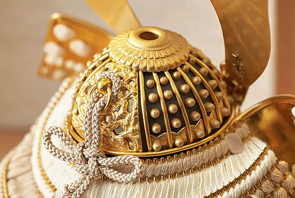 五月人形 久月 鈴木利光作 銘木 栃 兜 二引き 収納飾り 正絹 薄茶中白縅 久月監製 白木 木目 詳細画像 久月 五月人形 鈴木利光作 銘木 栃 兜 二引き 収納飾り 正絹 薄茶中白縅 久月監製 白木 木目 詳細画像