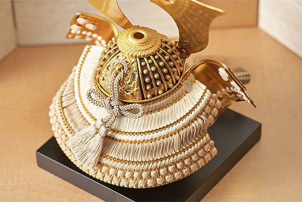 五月人形 久月 鈴木利光作 銘木 栃 兜 二引き 収納飾り 正絹 薄茶中白縅 久月監製 白木 木目 詳細画像 久月 五月人形 鈴木利光作 銘木 栃 兜 二引き 収納飾り 正絹 薄茶中白縅 久月監製 白木 木目 詳細画像