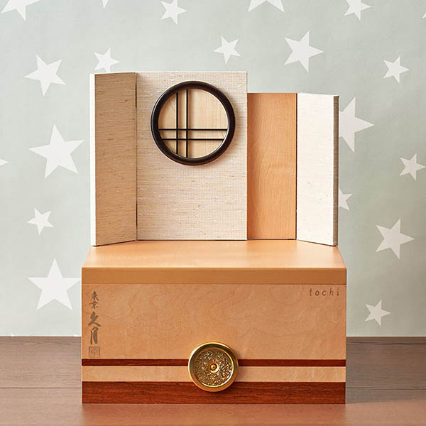 五月人形 久月 鈴木利光作 銘木 栃 兜 二引き 収納飾り 正絹 薄茶中白縅 久月監製 白木 木目 詳細画像 久月 五月人形 鈴木利光作 銘木 栃 兜 二引き 収納飾り 正絹 薄茶中白縅 久月監製 白木 木目 詳細画像