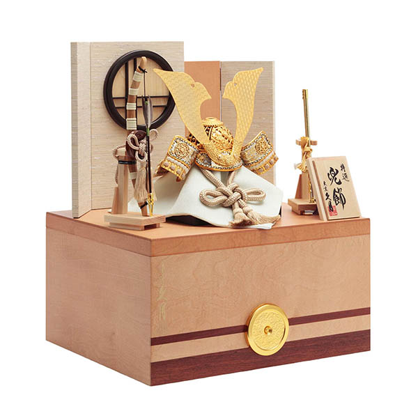 五月人形 久月 鈴木利光作 銘木 栃 兜 二引き 収納飾り 正絹 薄茶中白縅 久月監製 白木 木目 詳細画像 久月 五月人形 鈴木利光作 銘木 栃 兜 二引き 収納飾り 正絹 薄茶中白縅 久月監製 白木 木目 詳細画像